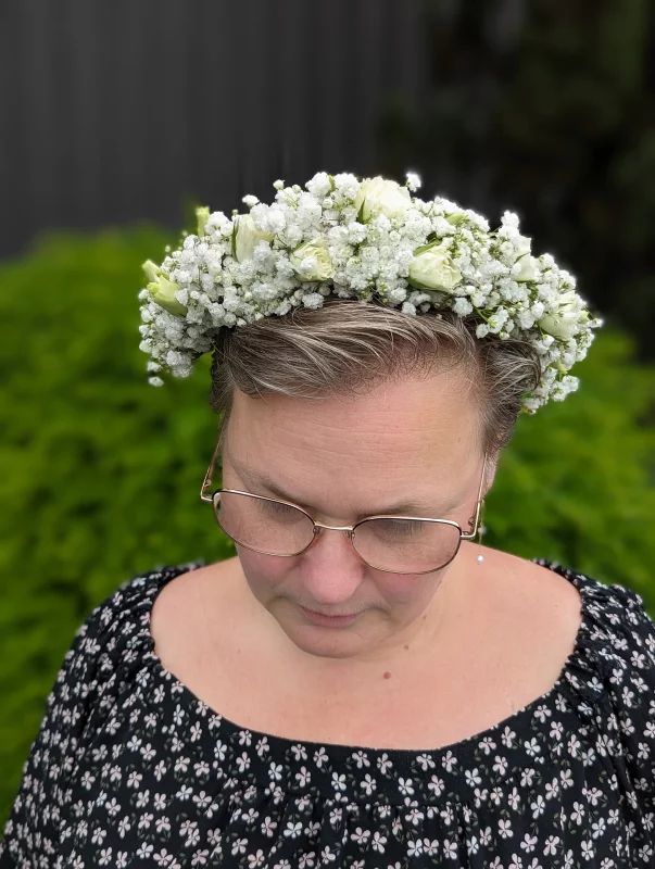 Couronne de fleurs blanche pour mariée, composée de gypsophile et de roses miniatures, esprit champêtre bohème.