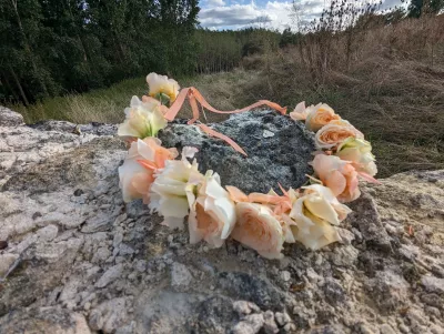 Couronne de fleurs bohème avec roses pêche et crème, un accessoire intemporel pour un mariage estival.