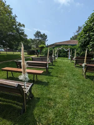 Décoration d'allée de cérémonie de mariage avec herbe de la pampa et fleurs blanches, style bohème champêtre en été.
