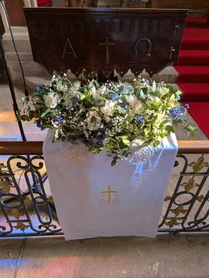 Décoration florale classique de cérémonie de mariage avec roses crémeuses, hortensias et eucalyptus.