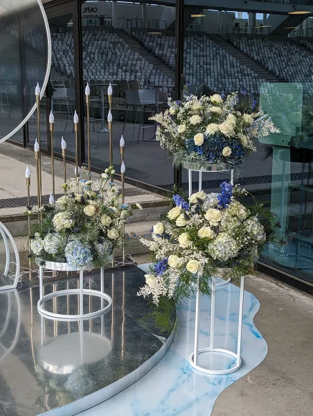 Décoration cérémonie roses hortensias delphiniums mariage Bordeaux