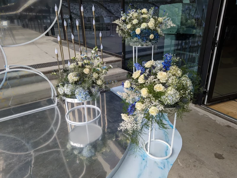Décoration cérémonie roses hortensias delphiniums mariage Bordeaux