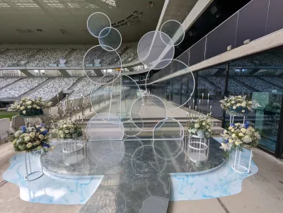 Scénographie florale roses hortensias delphiniums mariage Bordeaux