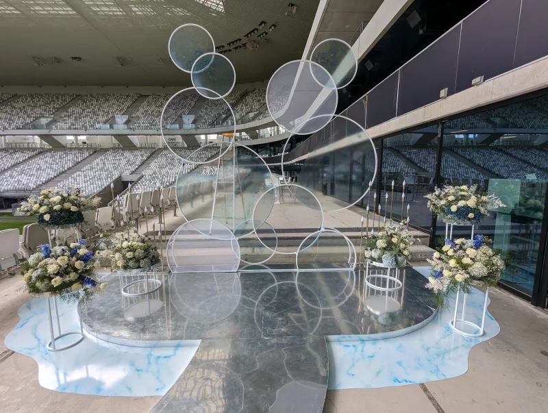 Scénographie florale roses hortensias delphiniums mariage Bordeaux