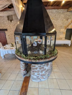 Décoration de cheminée champêtre avec guirlande de lierre et fleurs blanches, ambiance mariage de Chloé.