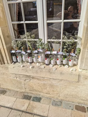 Décoration champêtre de rebord de fenêtre avec gypsophile, eucalyptus et petites fleurs, créant une ambiance douce.