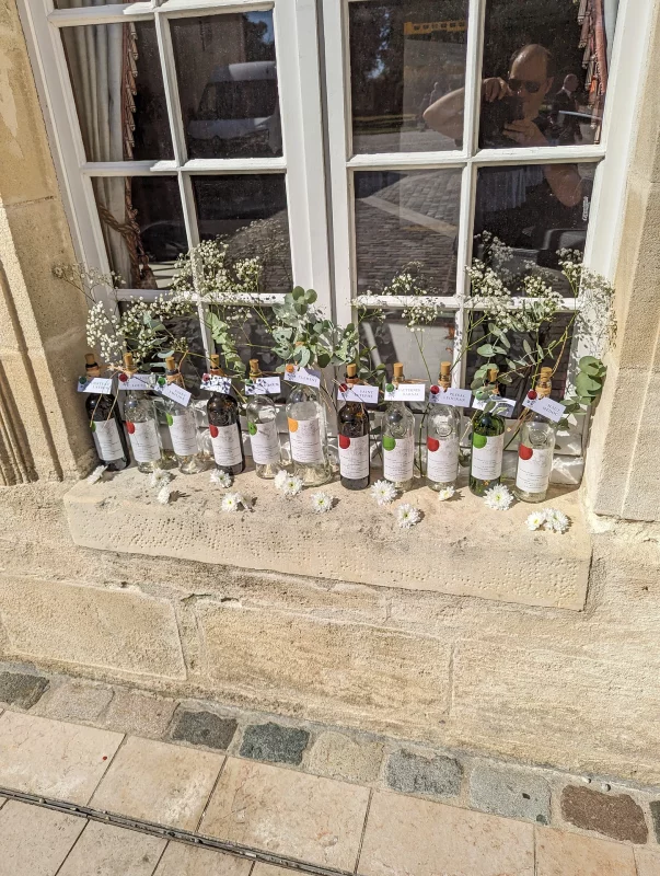 Décoration champêtre de rebord de fenêtre avec gypsophile, eucalyptus et petites fleurs, créant une ambiance douce.