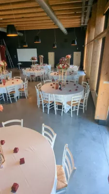 Sophisticated country-style floral decoration with roses and white hydrangeas for a wedding.