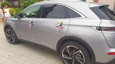 Décoration de poignée de porte de véhicule de mariage classique, avec des petites fleurs roses et blanches.