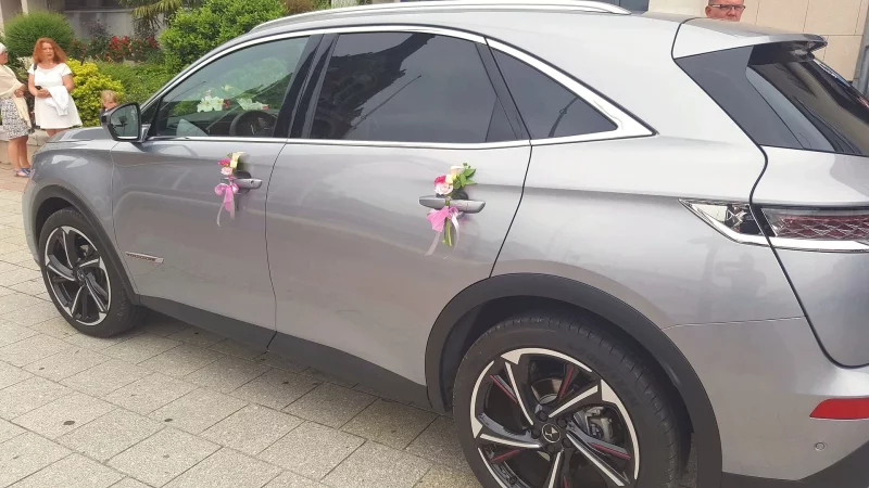 Décoration de poignée de porte de véhicule de mariage classique, avec des petites fleurs roses et blanches.