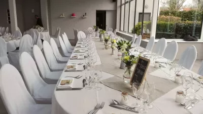 Ambiance champêtre pour la décoration des tables de mariage avec des arrangements floraux blancs et jaunes.