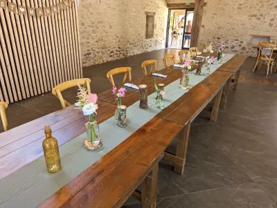 Décoration de table d'honneur champêtre avec petits bouquets de roses, cosmos et astilbe.