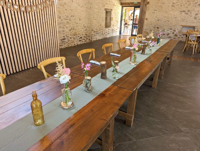 Countryside-inspired head table decoration with small posies of roses, cosmos and astilbe.
