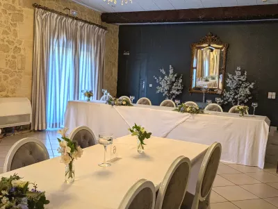 Décoration florale classique pour table d'honneur de mariage avec roses, hortensias bleus et eucalyptus.