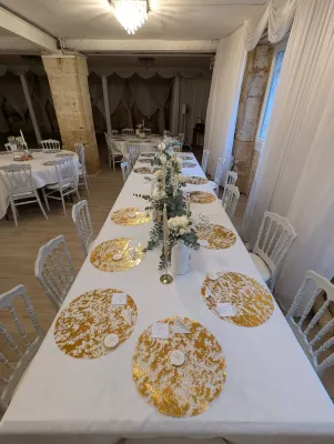 Vue d'ensemble de la décoration de table de mariage, avec des compositions florales classiques de roses, eucalyptus et bougies.