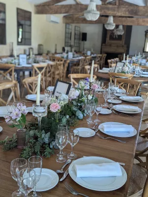 Décoration de table champêtre avec roses poudrées, hortensias vert pâle, lisianthus mauves et eucalyptus