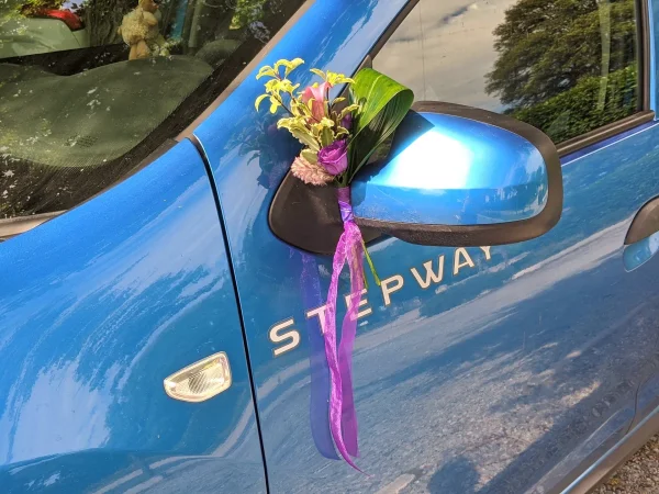 Décoration de rétroviseur de voiture de mariage moderne, eustoma rose, feuillage vert, ruban violet à Saint-Médard-d'Eyrans.
