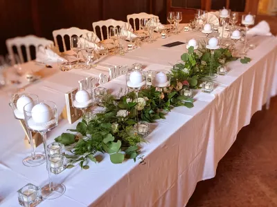 Guirlande florale de table d'honneur de mariage champêtre avec eucalyptus, roses et bougies à Saint-Louis-de-Montferrand.