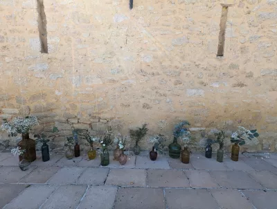 Mini-vases suspendus avec gypsophile et eucalyptus, décoration murale pour coin photo mariage.