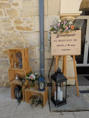 Panneau de bienvenue en bois pour le mariage de Lucile et Bruno, décoré de roses, eucalyptus et gypsophile, style champêtre.