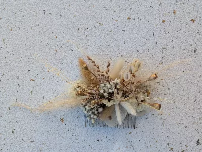 Peigne de mariée style bohème en fleurs séchées pampa, capsules de pavot dorées et lunaria pour un mariage estival à Bordeaux.