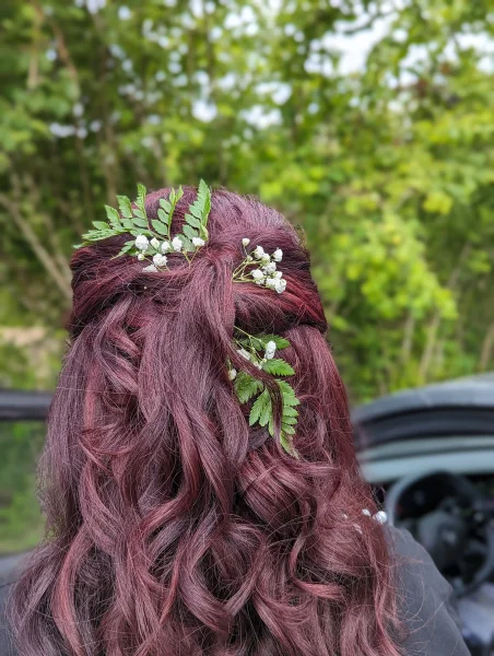 Peigne floral délicat pour coiffure de mariée, composé de fougère et de petites fleurs blanches, style champêtre.