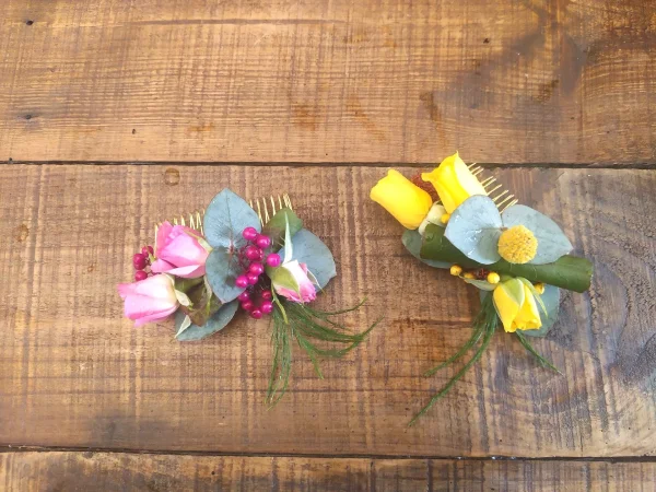 Deux peignes floraux bohèmes avec roses pâles, craspedia jaune, hypericum et eucalyptus, parfaits pour une coiffure de mariée printanière.