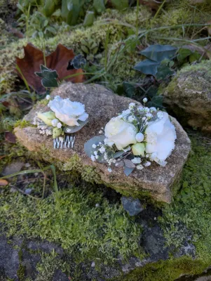 Peignes de coiffure floraux bohème pour mariée ou demoiselle, avec roses blanches, gypsophile et eucalyptus.