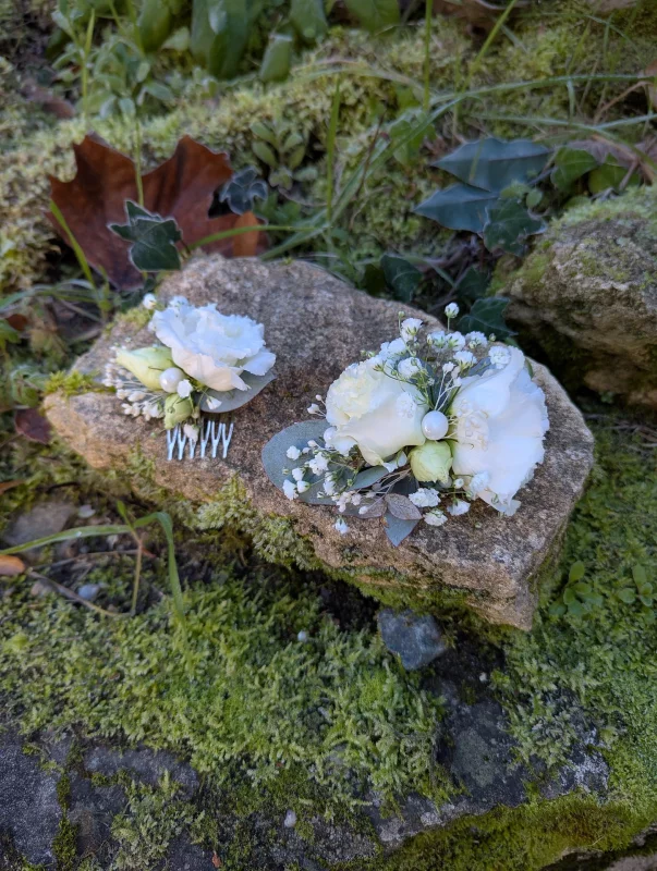Peignes de coiffure floraux bohème pour mariée ou demoiselle, avec roses blanches, gypsophile et eucalyptus.