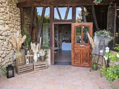 Scénographie d'entrée bohème pour mariage avec pampa, palmier séché et caisses en bois à La Ferme du Moulinat, Loubens.