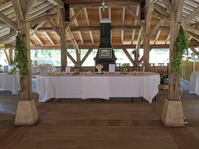 Décoration de la table d'honneur champêtre avec des petits bouquets d'hortensias et roses, dans un cadre rustique.