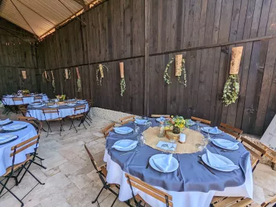 Table de mariage champêtre au Moulin de Laboirie avec centre de table tournesol et chardon.