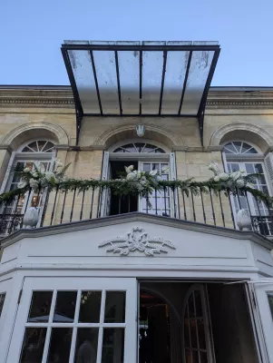 Sophisticated country-style floral garland with white roses and hydrangeas on a château balcony, Podensac.