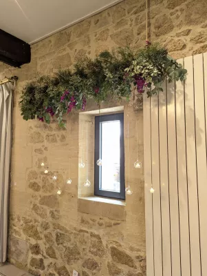 Végétalisation suspendue avec eucalyptus et touches de fleurs violettes pour décoration intérieure.