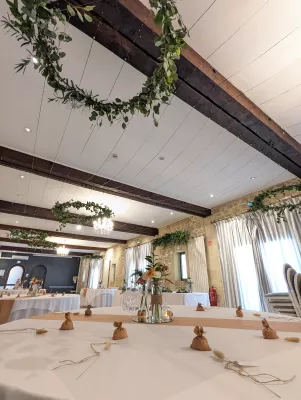 Décoration végétale suspendue avec eucalyptus et ruscus, créant une ambiance champêtre sophistiquée.