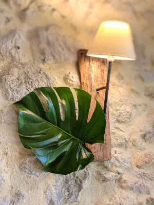 Végétalisation murale minimaliste avec une grande feuille de Monstera, style exotique moderne pour mariage